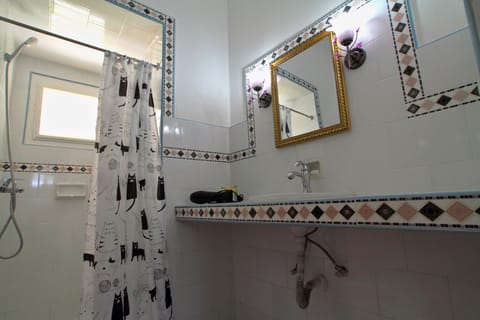 Comfort Apartment, Multiple Beds, Non Smoking | Bathroom | Shower, towels