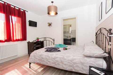 Double Room | Desk, free WiFi, bed sheets