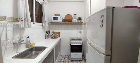 Independent Apartment (2 Bedrooms) | Private kitchen | Full-size fridge, microwave, oven, stovetop