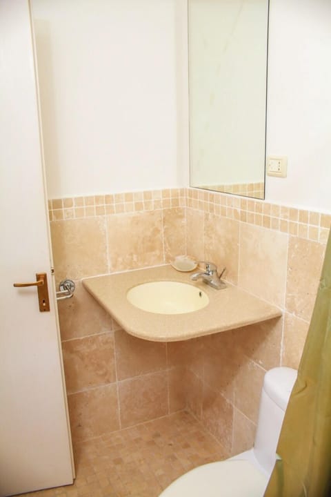 Luxury Townhome, Multiple Beds, Non Smoking | Bathroom | Shower, towels