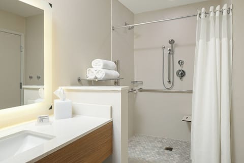 Combined shower/tub, hair dryer, towels