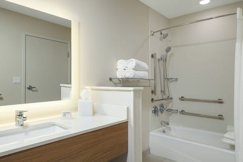 Room, 2 Queen Beds | Bathroom | Combined shower/tub, hair dryer, towels