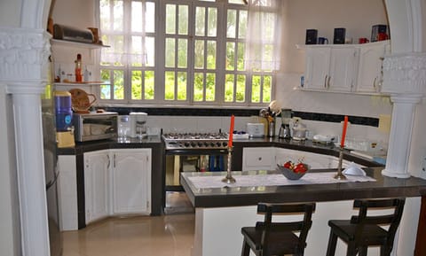 House, 5 Bedrooms (18 people) | Private kitchen | Full-size fridge, microwave, stovetop, coffee/tea maker