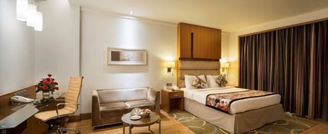 Executive Room | Premium bedding, minibar, in-room safe, desk