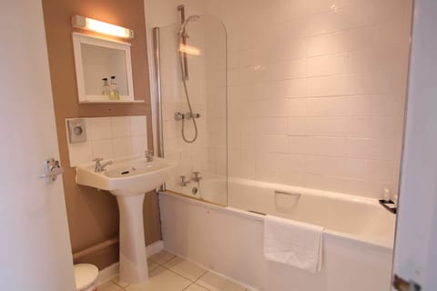 Standard Double Room | Bathroom | Free toiletries, towels