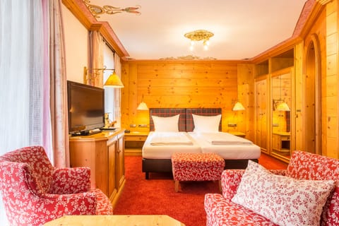 Standard Double Room | Minibar, in-room safe, individually decorated, individually furnished