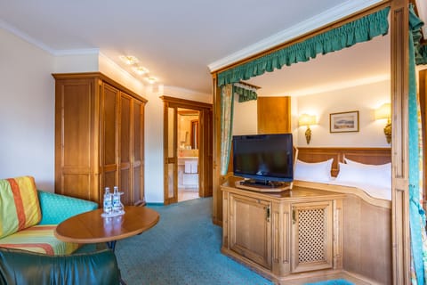 Comfort Double Room | Minibar, in-room safe, individually decorated, individually furnished