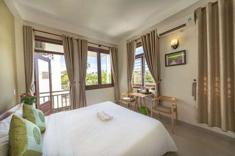 Deluxe Double Room, Balcony, Garden View | 1 bedroom, minibar, individually decorated, individually furnished