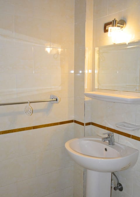 Triple Room | Bathroom | Separate tub and shower, rainfall showerhead, free toiletries, towels