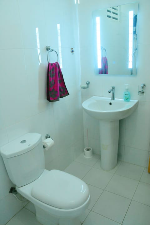 3-Bedroom Villa | Bathroom | Shower, free toiletries, towels