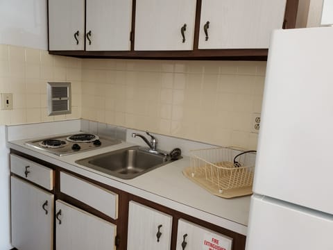 Classic Suite | Private kitchen | Fridge, microwave, coffee/tea maker, electric kettle