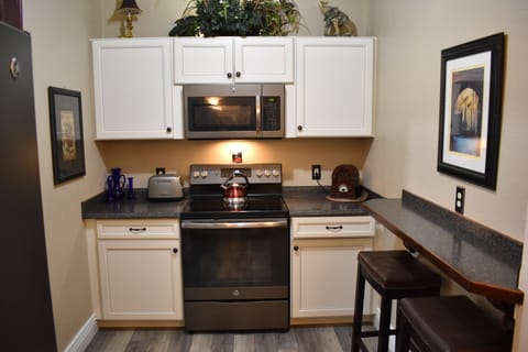 Deluxe Suite, 1 Bedroom, Non Smoking, Kitchen | Private kitchen | Full-size fridge, microwave, oven, stovetop