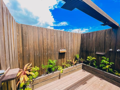 Beachfront Sanctuary Pool Cottage | Bathroom | Shower, rainfall showerhead, free toiletries, hair dryer