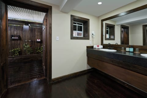 Sunset Beachfront Room | Bathroom | Shower, rainfall showerhead, free toiletries, hair dryer