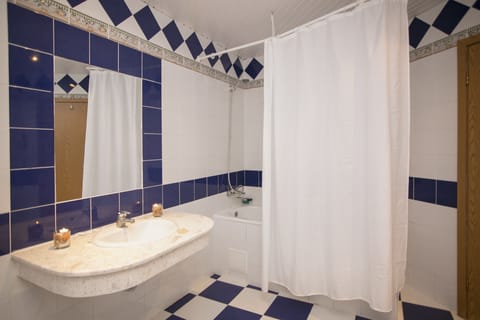 Combined shower/tub, free toiletries, hair dryer, towels