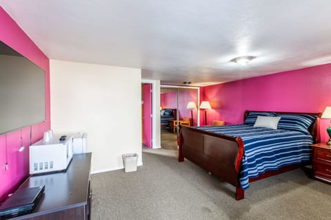 Single Room, 1 Queen Bed, Non Smoking | Individually decorated, desk, laptop workspace, free WiFi