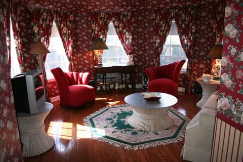 Luxury Studio Suite, Multiple Beds, Fireplace, Lake View Not Pet Friendly (Queen Victoria) | Living room | Flat-screen TV