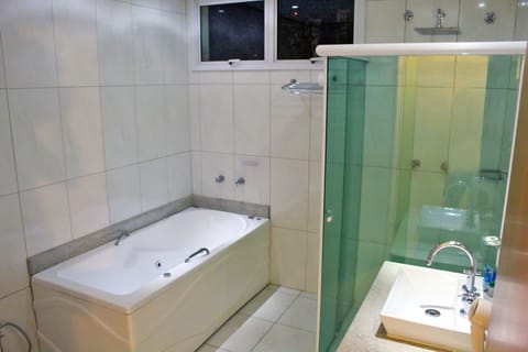 Deluxe Studio Suite | Bathroom | Shower, hair dryer, towels, soap