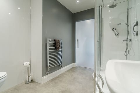 Superior Double Room, Ensuite (Accessible-Ground Floor) | Bathroom