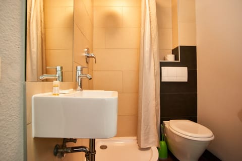 Standard Double Room, 1 Double Bed | Bathroom | Shower, towels