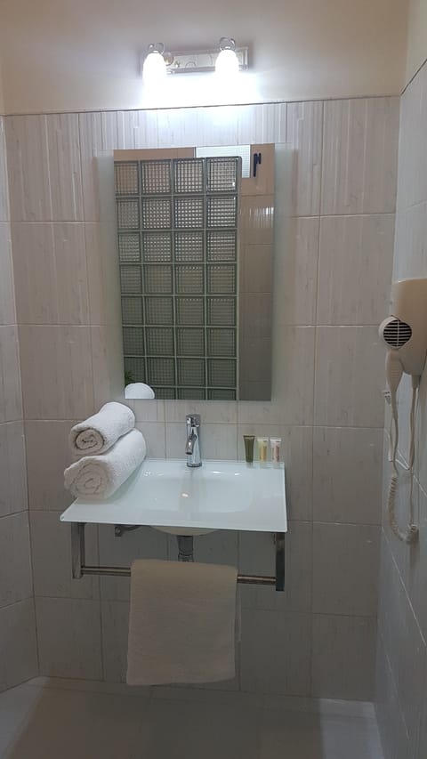 Comfort Apartment, Multiple Beds, Smoking | Bathroom | Shower, free toiletries, hair dryer, towels