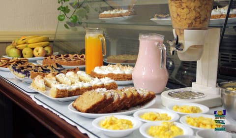 Daily buffet breakfast (CLP 6000 per person)