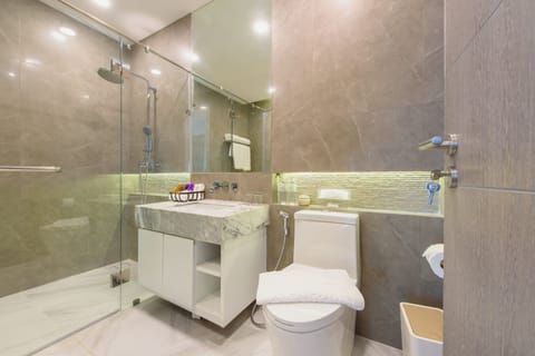 Parc President Suite | Bathroom | Separate tub and shower, deep soaking tub, free toiletries, hair dryer