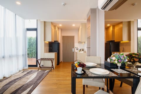 Parc S-Class Suite | Living area | Smart TV