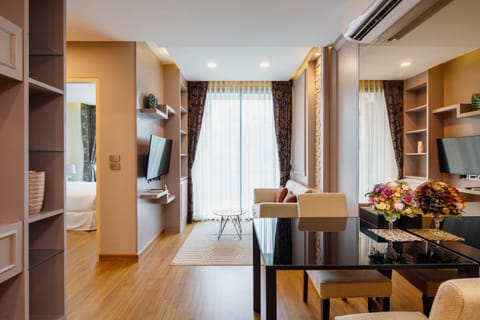Parc Regency Suite | Minibar, in-room safe, individually decorated, individually furnished