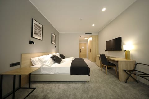 Deluxe Double Room | Minibar, in-room safe, desk, soundproofing
