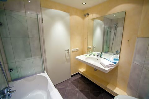 Suite | Bathroom | Free toiletries, towels