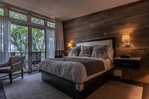 Suite 14 Balcony Riverview | Premium bedding, Tempur-Pedic beds, minibar, in-room safe