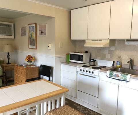 Seabreeze Suite | Private kitchenette | Fridge, microwave