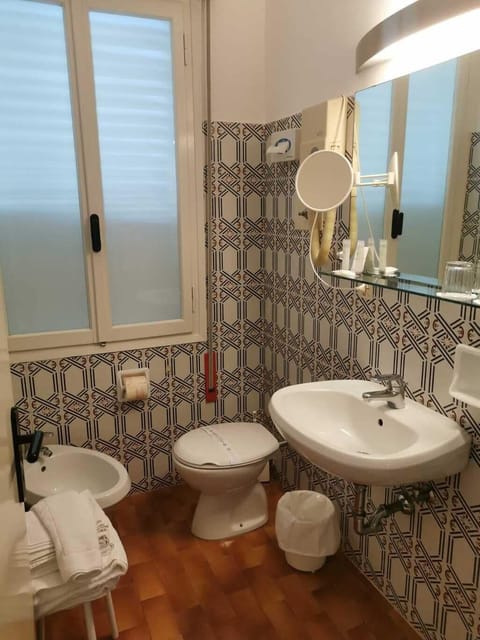 Standard Quadruple Room | Bathroom | Shower, free toiletries, hair dryer, towels