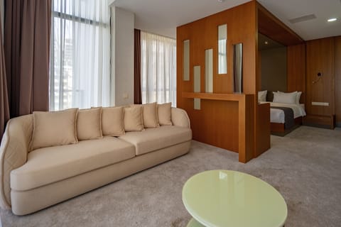 Deluxe Double Room, 1 King Bed, Non Smoking, City View | Egyptian cotton sheets, premium bedding, minibar, in-room safe