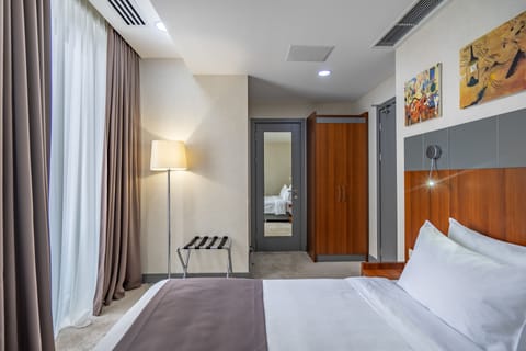 Standard Double Room, 1 Queen Bed, Non Smoking, City View | Egyptian cotton sheets, premium bedding, minibar, in-room safe