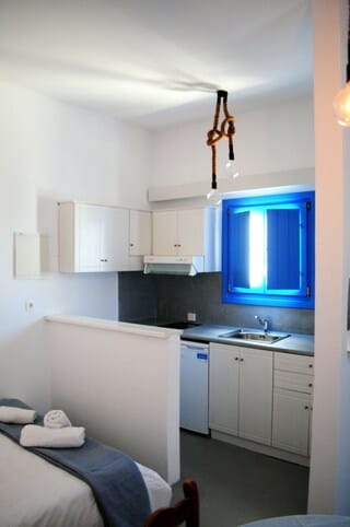 Deluxe Suite | Private kitchen | Fridge, coffee/tea maker