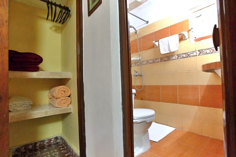 Comfort Studio Suite, Multiple Beds, Non Smoking | Bathroom | Shower, towels