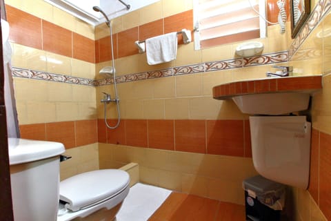 Comfort Studio Suite, Multiple Beds, Non Smoking | Bathroom | Shower, towels