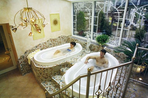 Indoor spa tub