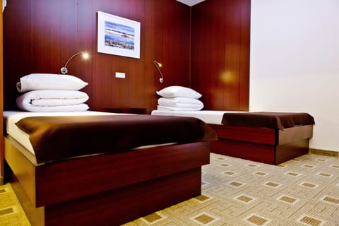 Basic Double or Twin Room, 2 Twin Beds | Premium bedding, Select Comfort beds, minibar, in-room safe