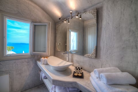 Superior Suite (Cave) | Bathroom | Free toiletries, hair dryer, bathrobes, slippers