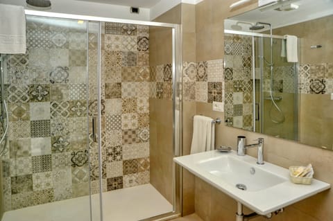 Studio Suite | Bathroom | Shower, free toiletries, hair dryer, bidet