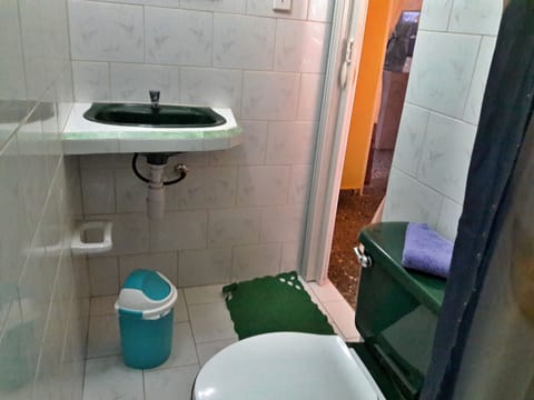 Basic Double Room, 1 Double Bed, Non Smoking | Bathroom | Shower, towels