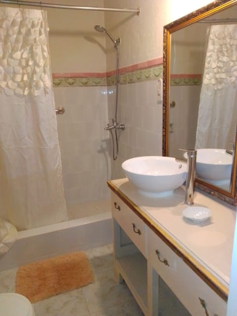 Exclusive Twin Room, Ensuite, Courtyard Area | Bathroom | Shower, rainfall showerhead, designer toiletries, hair dryer