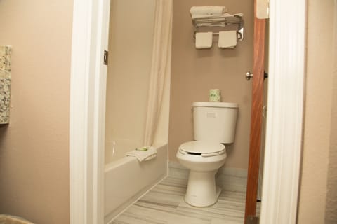 Standard Single Room | Bathroom | Combined shower/tub, towels, soap, toilet paper