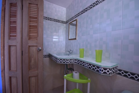 Double Room | Bathroom | Shower, rainfall showerhead, free toiletries, hair dryer