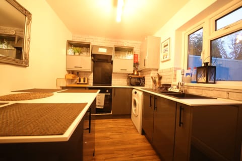 Apartment, 3 Bedrooms, Non Smoking | Private kitchen | Full-size fridge, microwave, oven, stovetop