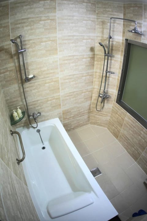 Combined shower/tub, jetted tub, free toiletries, hair dryer