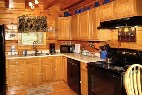 Cabin, 2 Bedrooms | Private kitchen | Fridge, microwave, oven, dishwasher